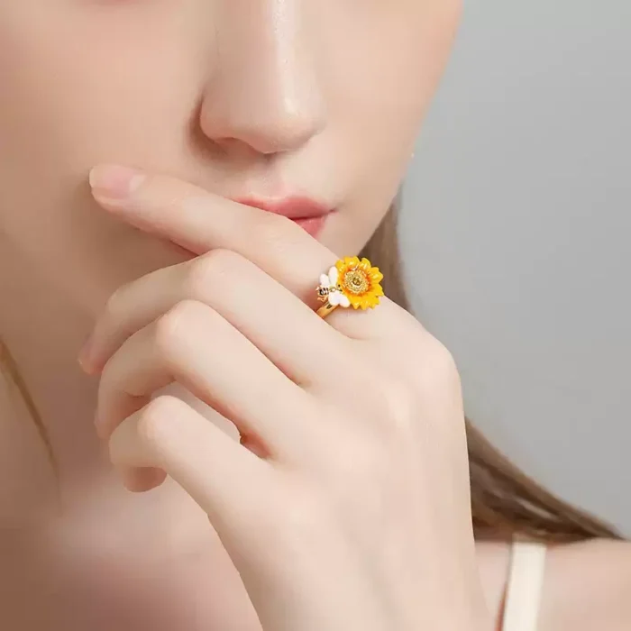 Anello con smalto a forma di ape e girasole - immagine 3