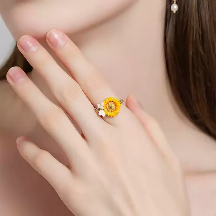 Anello con smalto a forma di ape e girasole - immagine 2